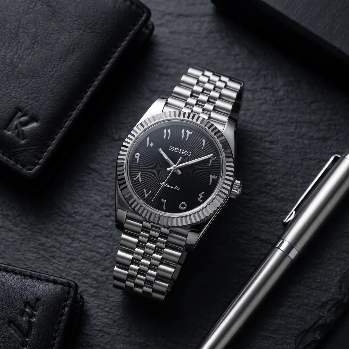 Seiko Mod Uhr DATE MOD CLASSIC MOD – STRUKTURIERTE SCHWARZE ARABISCHE ZIFFER – Flatlay auf Schiefer – MedoMods
