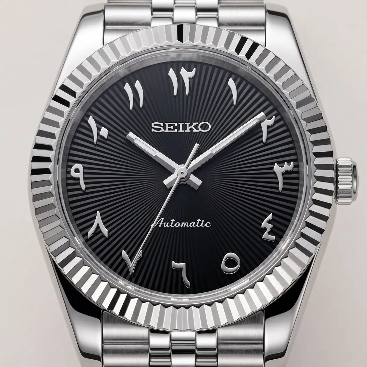 Seiko Mod Uhr DATE MOD CLASSIC MOD – STRUKTURIERTE SCHWARZE ARABISCHE ZIFFER – Zifferblatt Nahaufnahme – MedoMods