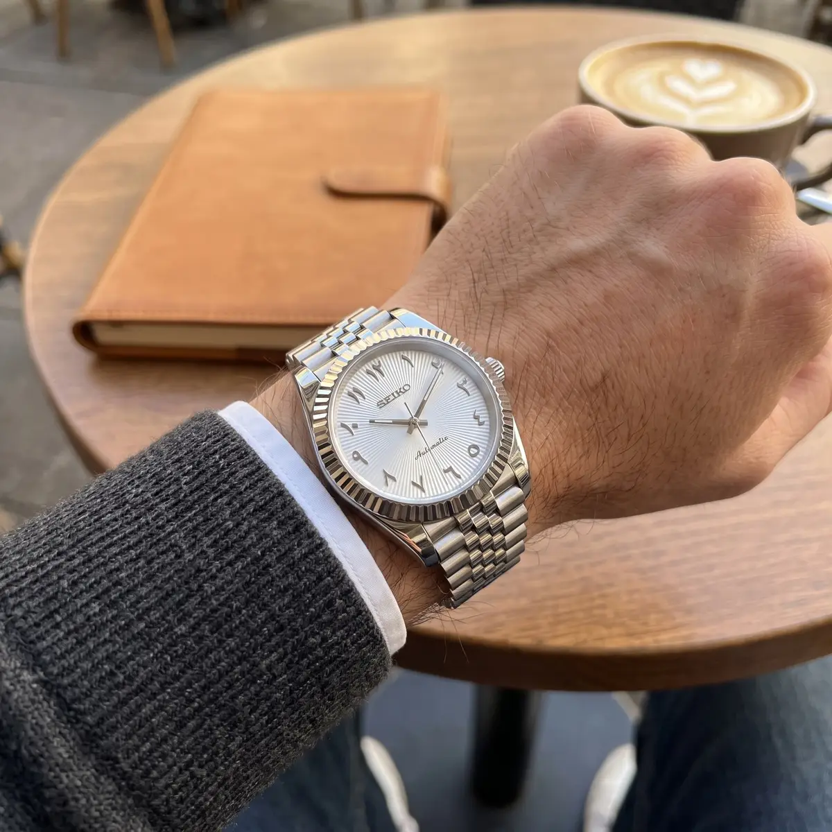 Seiko Mod Uhr DATE MOD CLASSIC MOD – WEISS, ARABISCHE ZIFFERN – am Handgelenk – Wristshot – MedoMods