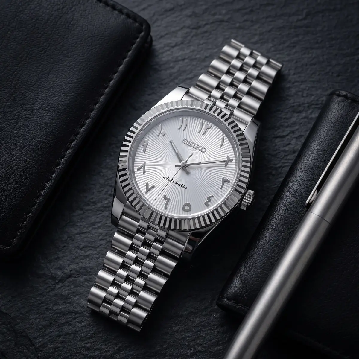Seiko Mod Uhr DATE MOD CLASSIC MOD – WEISS, ARABISCHE ZIFFERN – Flatlay auf Schiefer – MedoMods