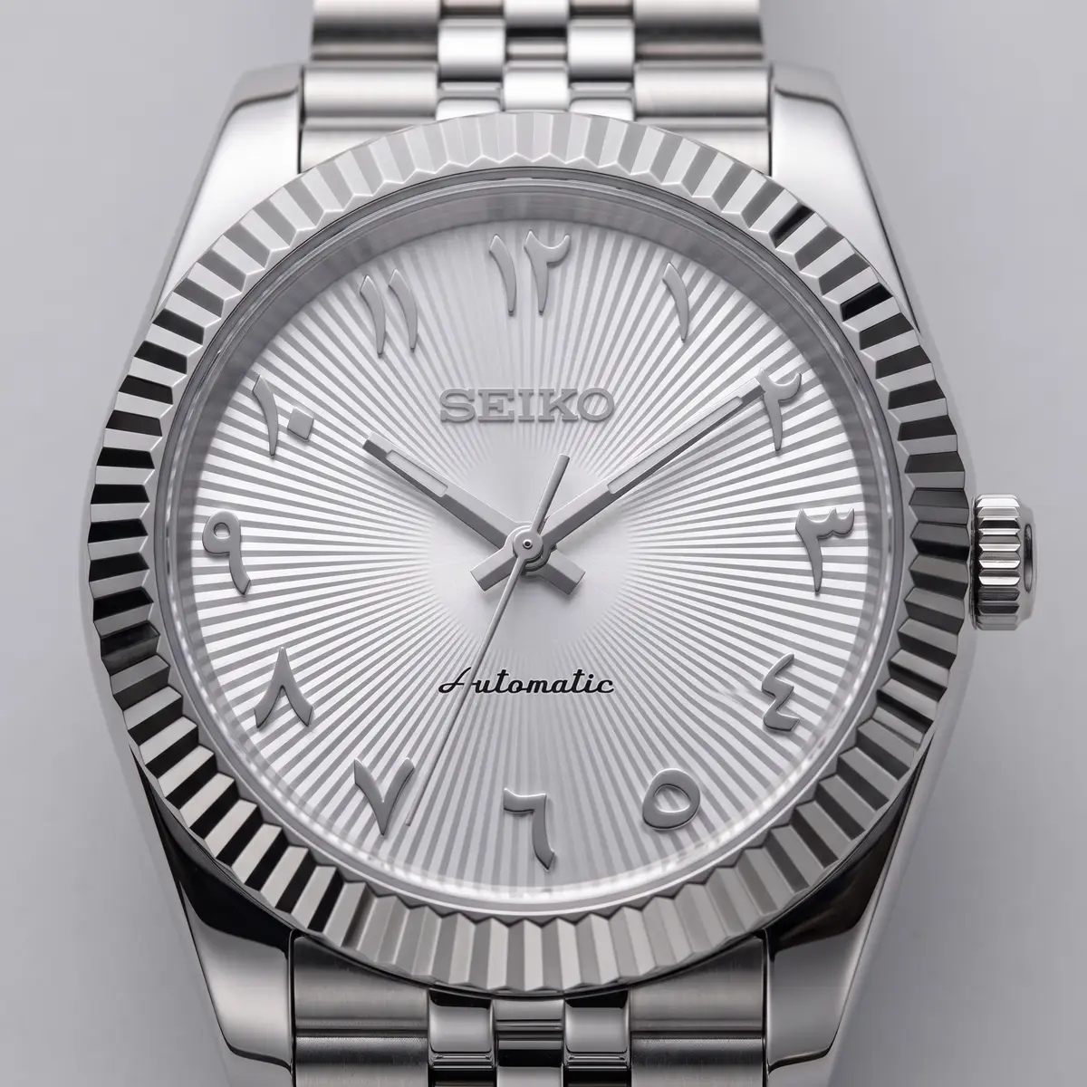 Seiko Mod Uhr DATE MOD CLASSIC MOD – WEISS, ARABISCHE ZIFFERN – Zifferblatt Nahaufnahme – MedoMods