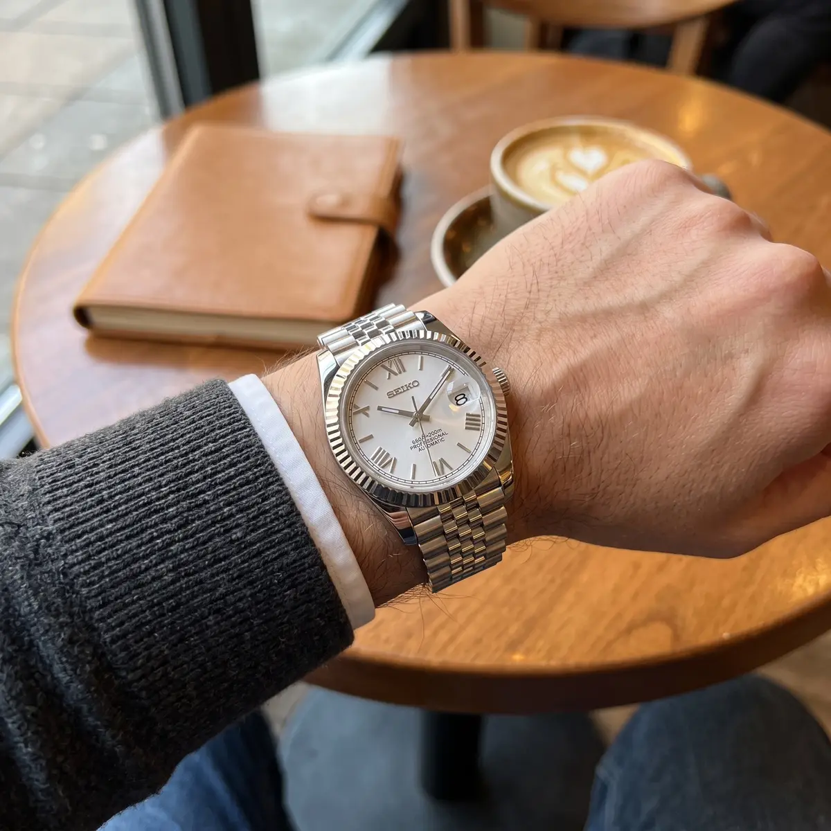 Seiko Mod Uhr DATE MOD CLASSIC MOD – WEISS, RÖMISCHE ZIFFERN – am Handgelenk – Wristshot – MedoMods