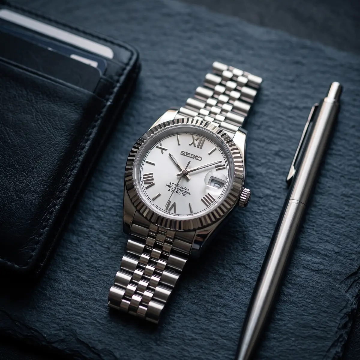 Seiko Mod Uhr DATE MOD CLASSIC MOD – WEISS, RÖMISCHE ZIFFERN – Flatlay auf Schiefer – MedoMods