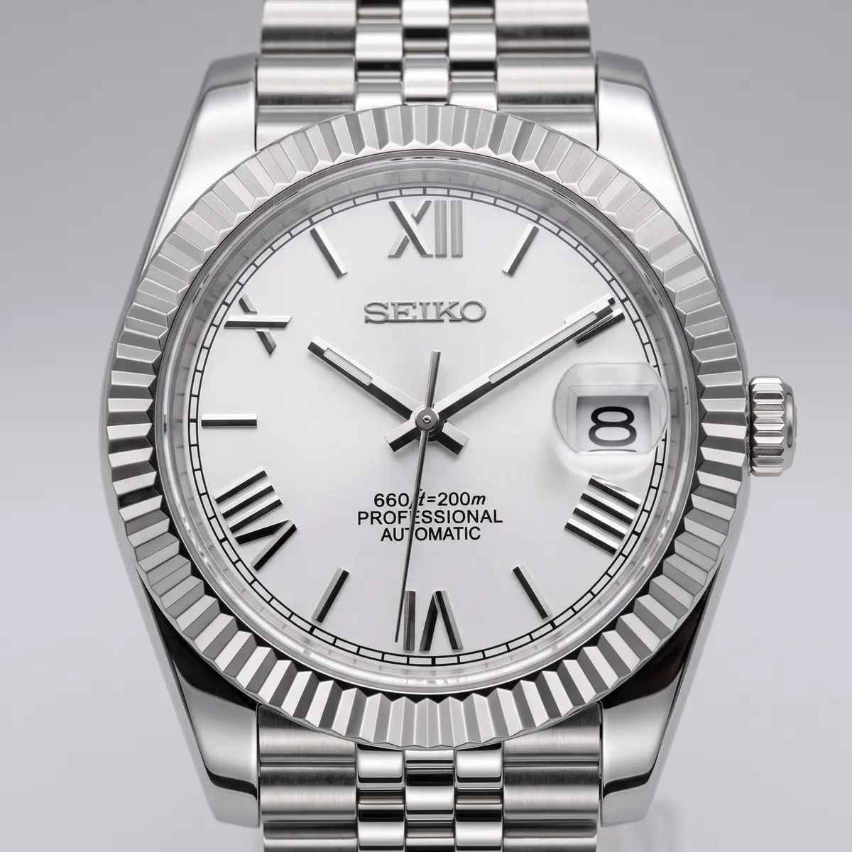 Seiko Mod Uhr DATE MOD CLASSIC MOD – WEISS, RÖMISCHE ZIFFERN – Zifferblatt Nahaufnahme – MedoMods