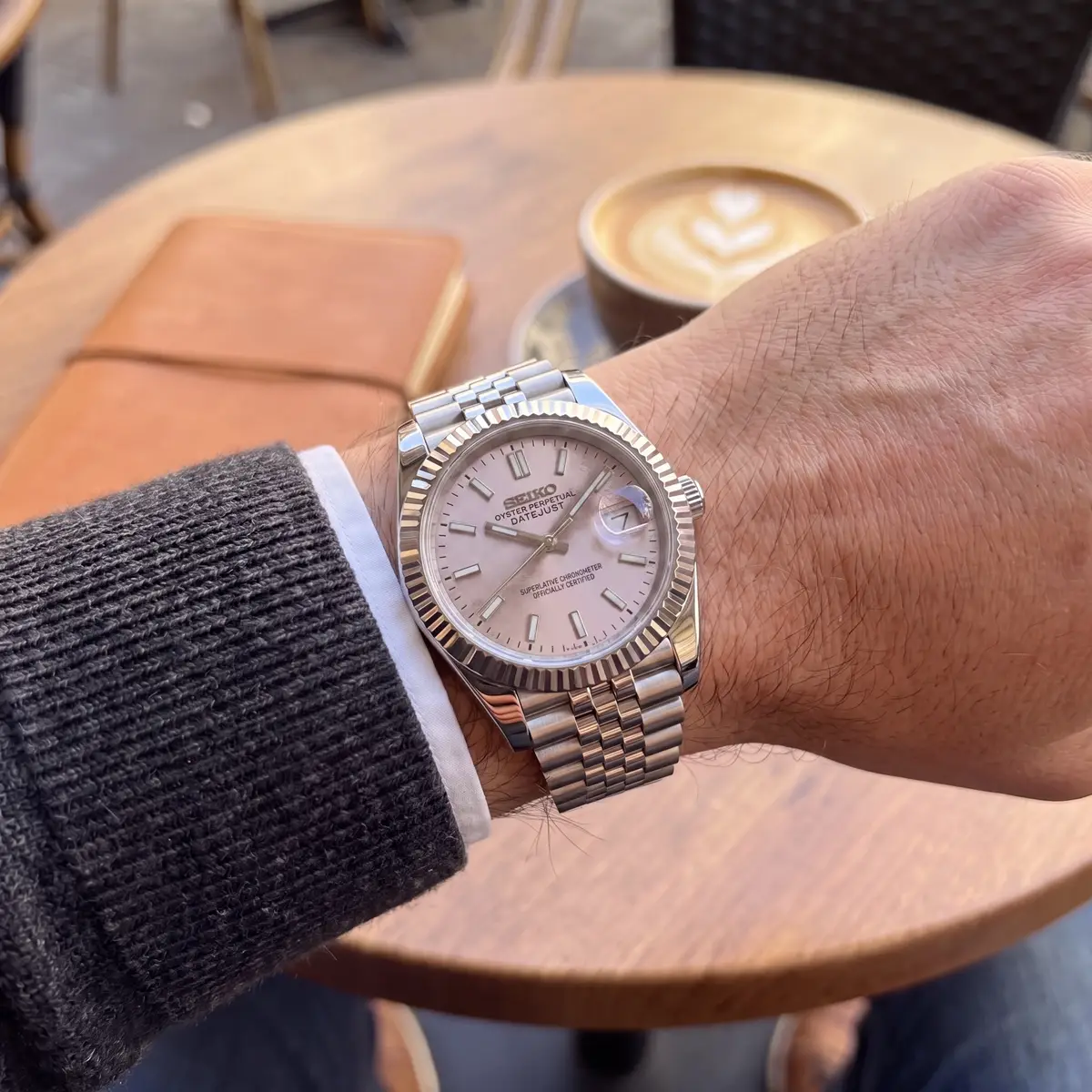 Seiko Mod Uhr DATE MOD CLASSIC ROSÉ – am Handgelenk – Wristshot – MedoMods