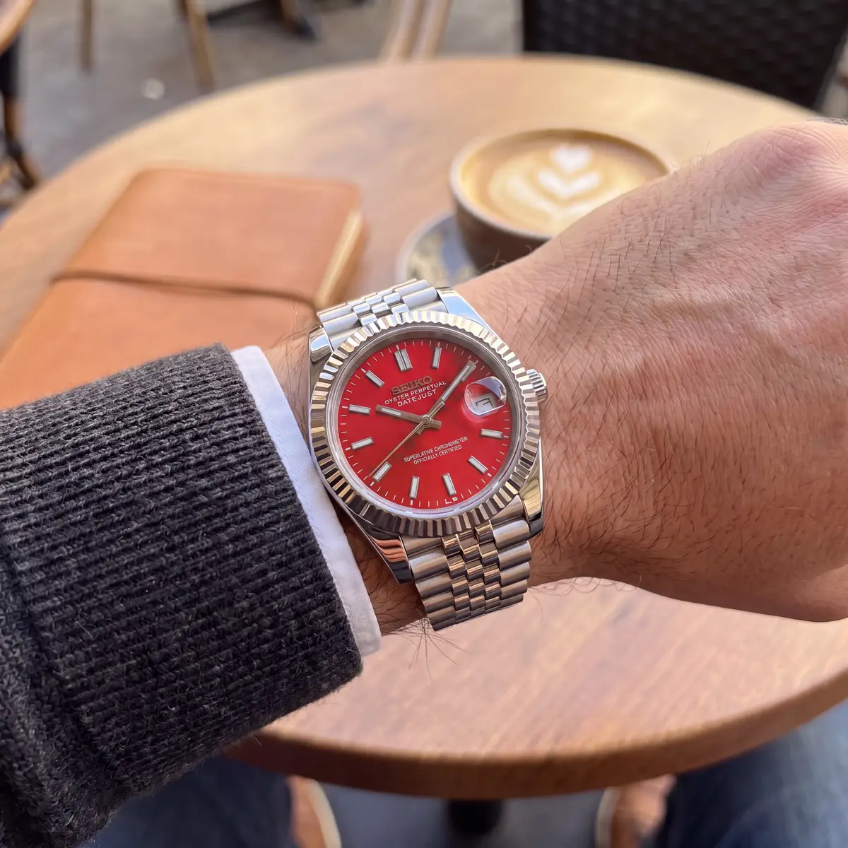 Seiko Mod Uhr DATE MOD CLASSIC SIGNALROT – am Handgelenk – Wristshot – MedoMods