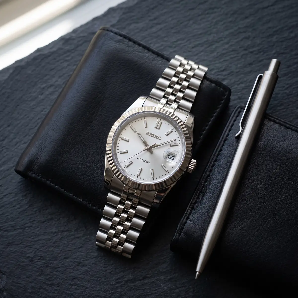Seiko Mod Uhr DATE MOD | Individuelle Uhrenbestellung – Nach Ihren Vorgaben gefertigt – Automatik – Flatlay auf Schiefer – MedoMods