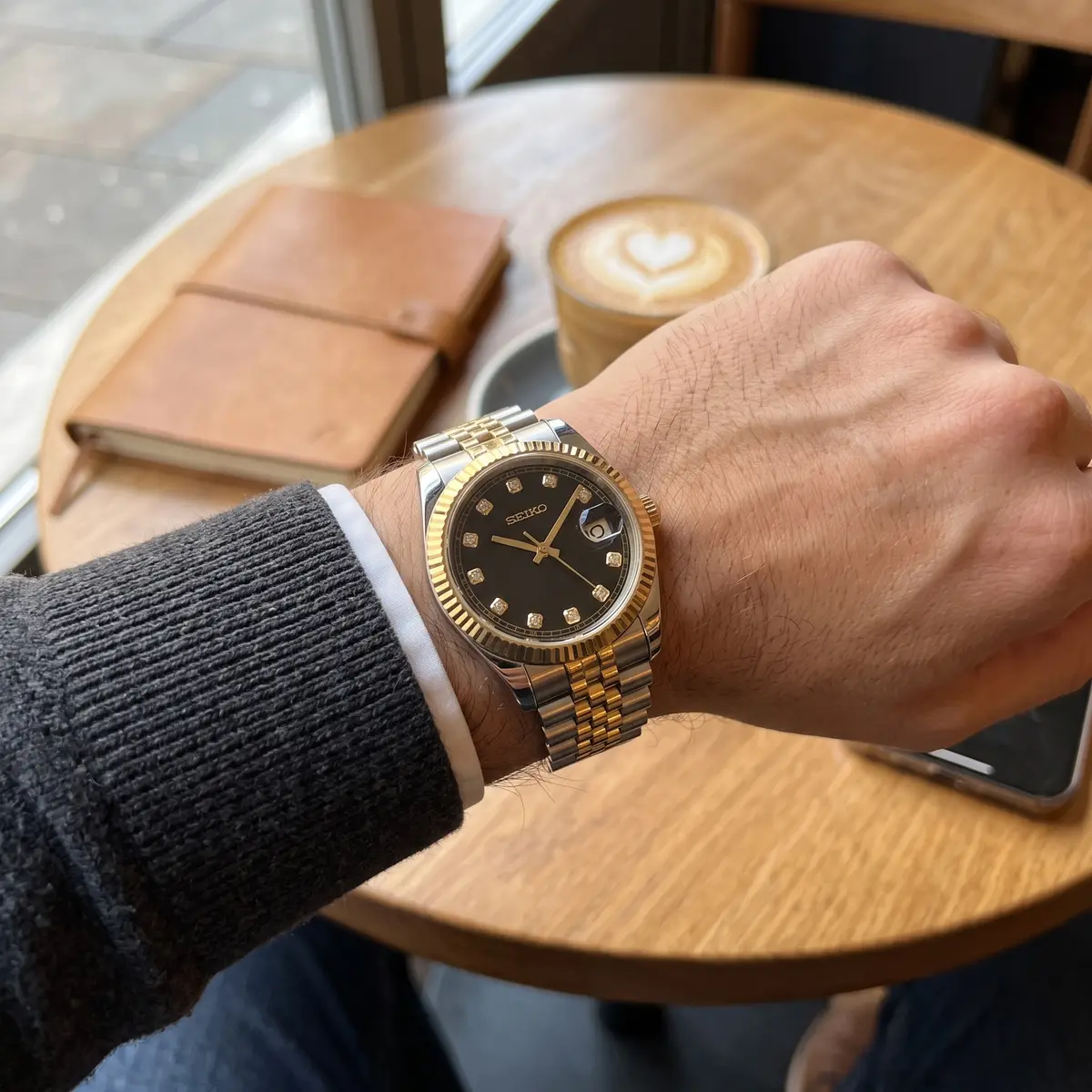 Seiko Mod Uhr DATE MOD | Goldfarbenes schwarzes Zifferblatt – Automatik – am Handgelenk – Wristshot – MedoMods