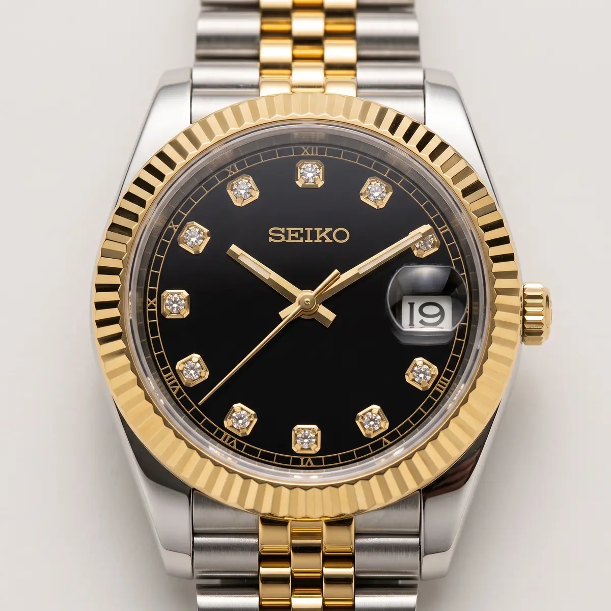Seiko Mod Uhr DATE MOD | Goldfarbenes schwarzes Zifferblatt – Automatik – Zifferblatt Nahaufnahme – MedoMods