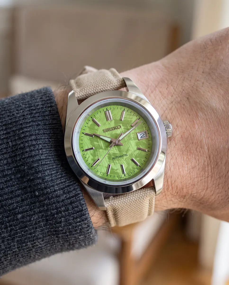 Seiko Mod Uhr DATE MOD | Grünes Struktur-Zifferblatt – Textilarmband – Automatik – am Handgelenk – Wristshot – MedoMods