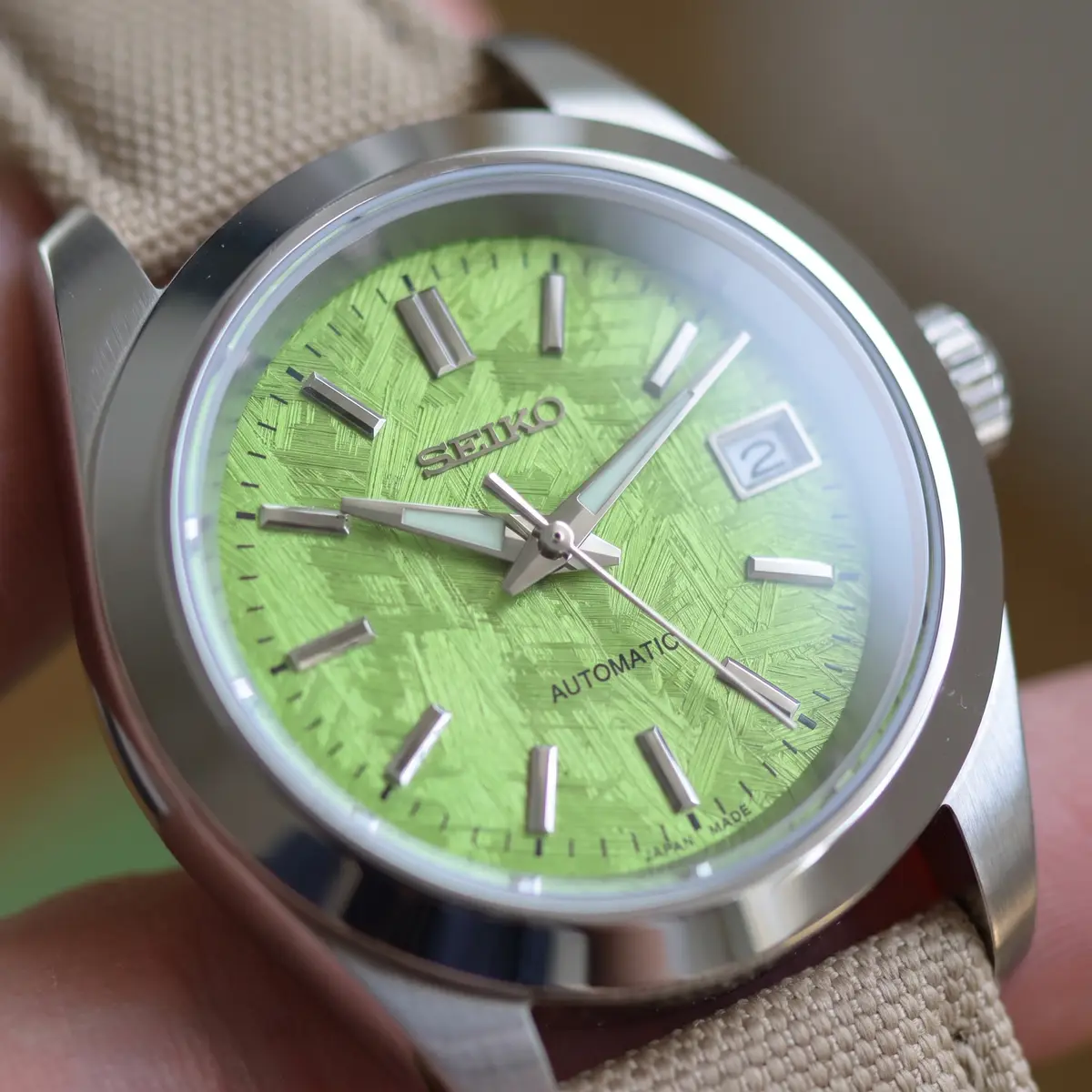 Seiko Mod Uhr DATE MOD | Grünes Struktur-Zifferblatt – Textilarmband – Automatik – Zifferblatt Nahaufnahme – MedoMods