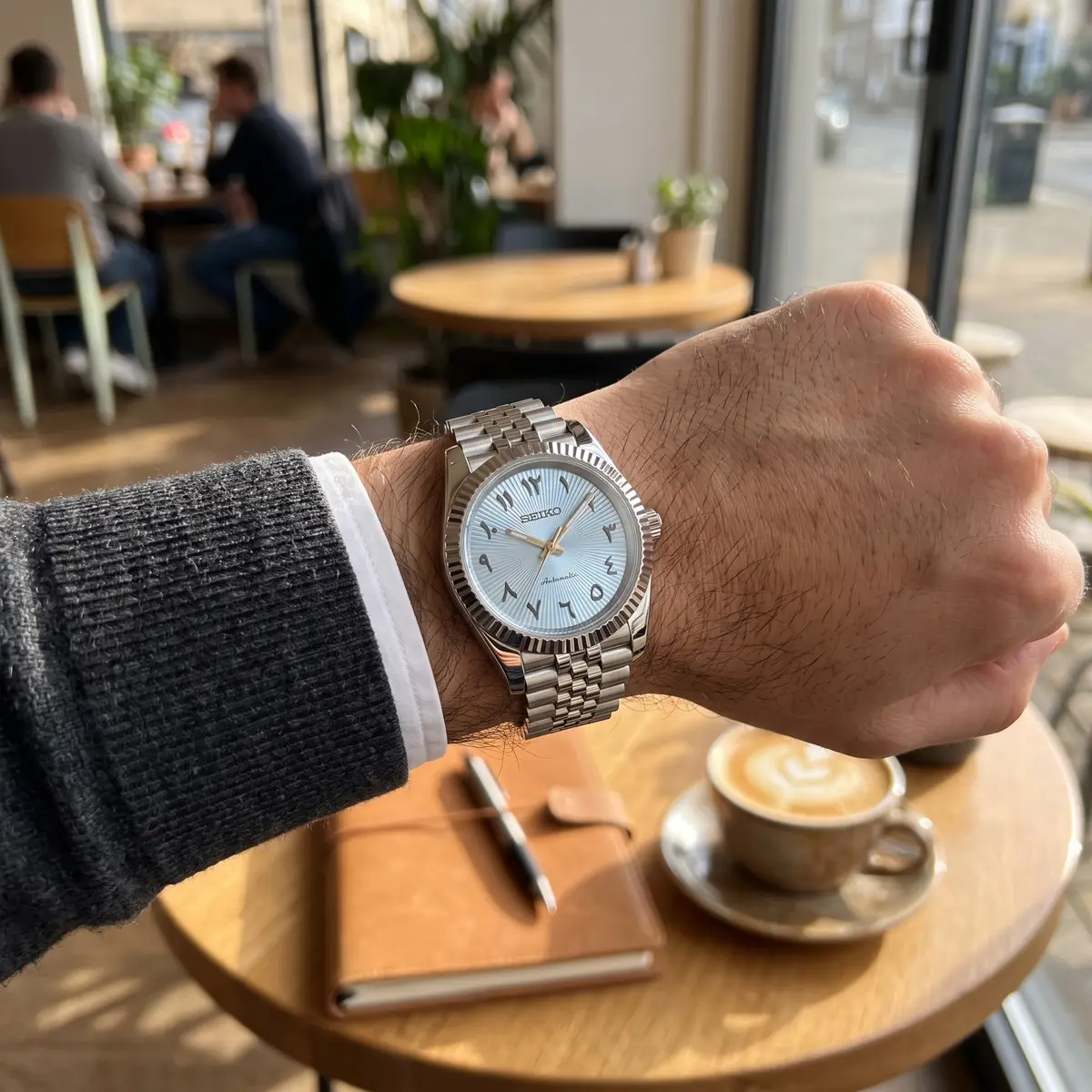 Seiko Mod Uhr DATE MOD CLASSIC MOD – HELLBLAU, ARABISCHE ZIFFERN – am Handgelenk – Wristshot – MedoMods