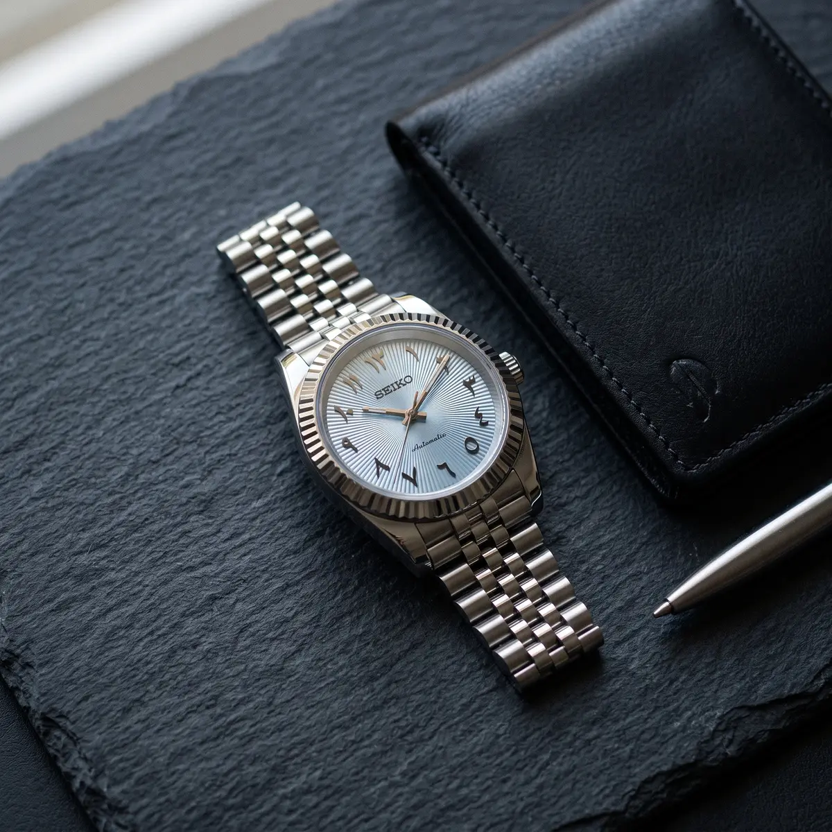 Seiko Mod Uhr DATE MOD CLASSIC MOD – HELLBLAU, ARABISCHE ZIFFERN – Flatlay auf Schiefer – MedoMods