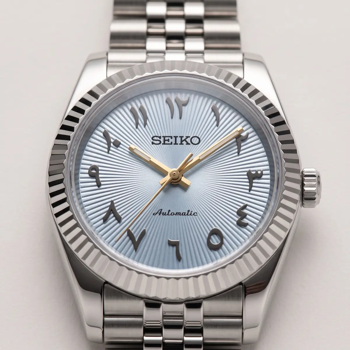 Seiko Mod Uhr DATE MOD CLASSIC MOD – HELLBLAU, ARABISCHE ZIFFERN – Zifferblatt Nahaufnahme – MedoMods
