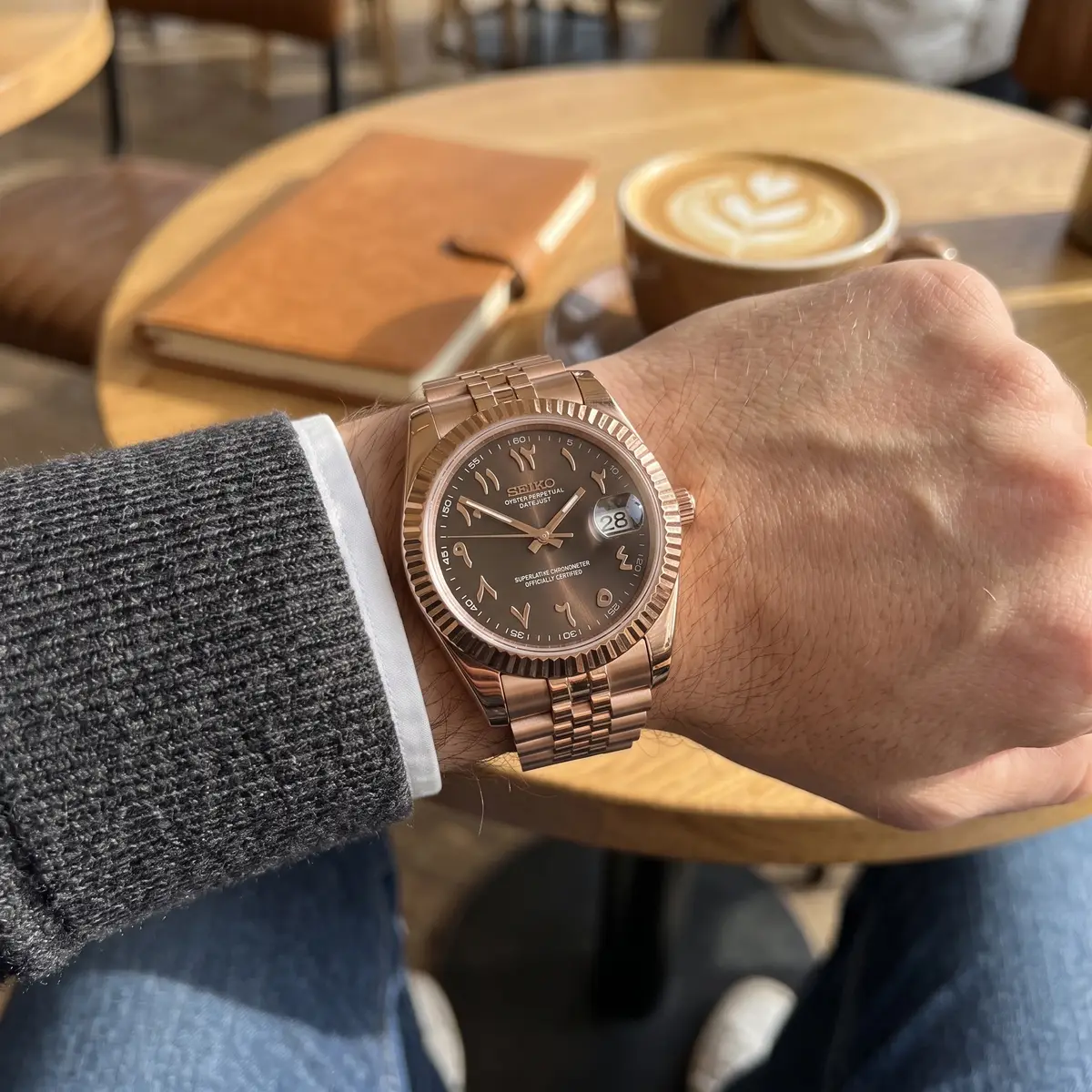 Seiko Mod Uhr DATE MOD | Roségold, braunes Zifferblatt mit arabischen Ziffern – Automatik – am Handgelenk – Wristshot – MedoMods