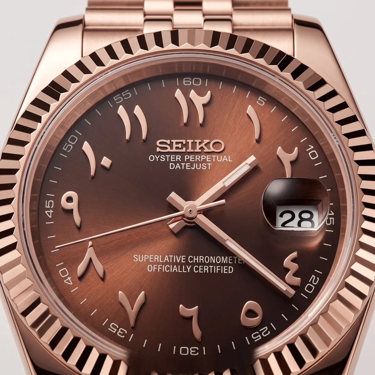 Seiko Mod Uhr DATE MOD | Roségold, braunes Zifferblatt mit arabischen Ziffern – Automatik – Zifferblatt Nahaufnahme – MedoMods