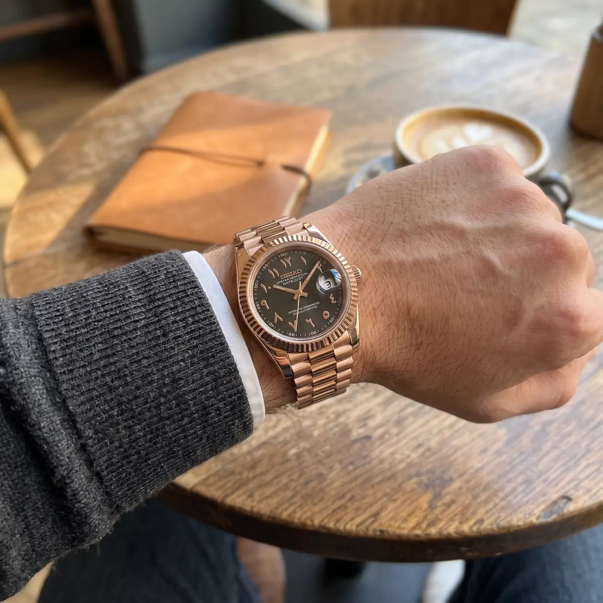 Seiko Mod Uhr DATE MOD | Roségold mit schwarzem Zifferblatt in arabischer Schrift – Automatik – am Handgelenk – Wristshot – MedoMods