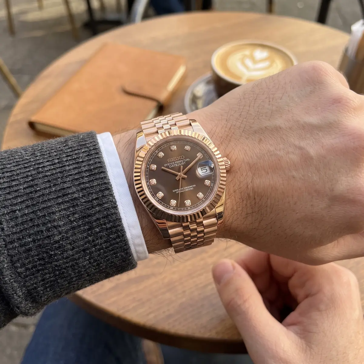 Seiko Mod Uhr DATE MOD | Roségold mit braunem Zifferblatt – Automatik – am Handgelenk – Wristshot – MedoMods