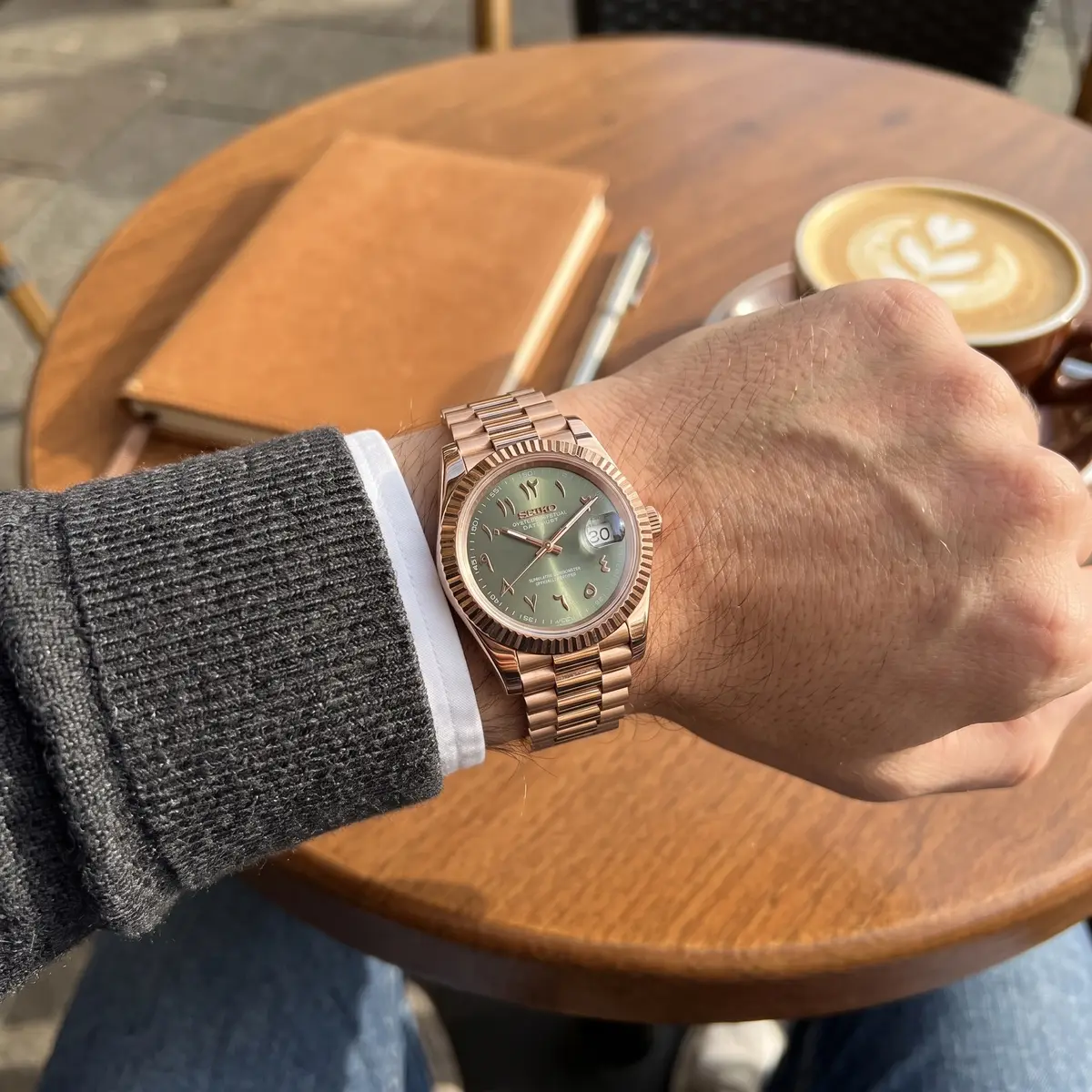 Seiko Mod Uhr DATE MOD | Roségold mit grünem Zifferblatt in arabischer Schrift – Automatik – am Handgelenk – Wristshot – MedoMods