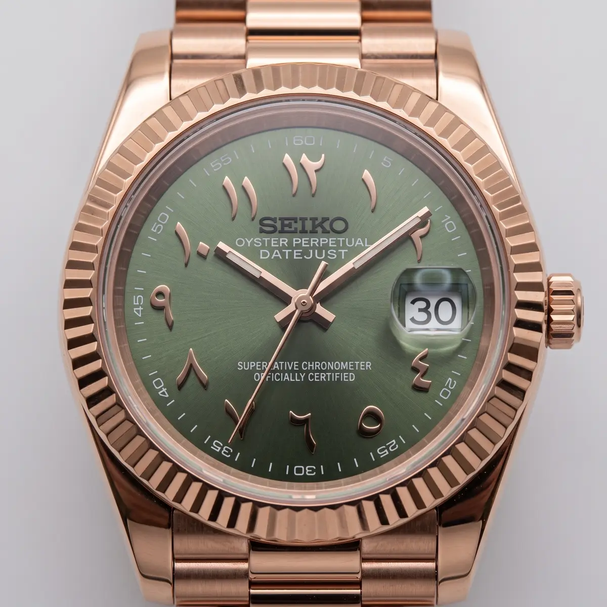 Seiko Mod Uhr DATE MOD | Roségold mit grünem Zifferblatt in arabischer Schrift – Automatik – Zifferblatt Nahaufnahme – MedoMods