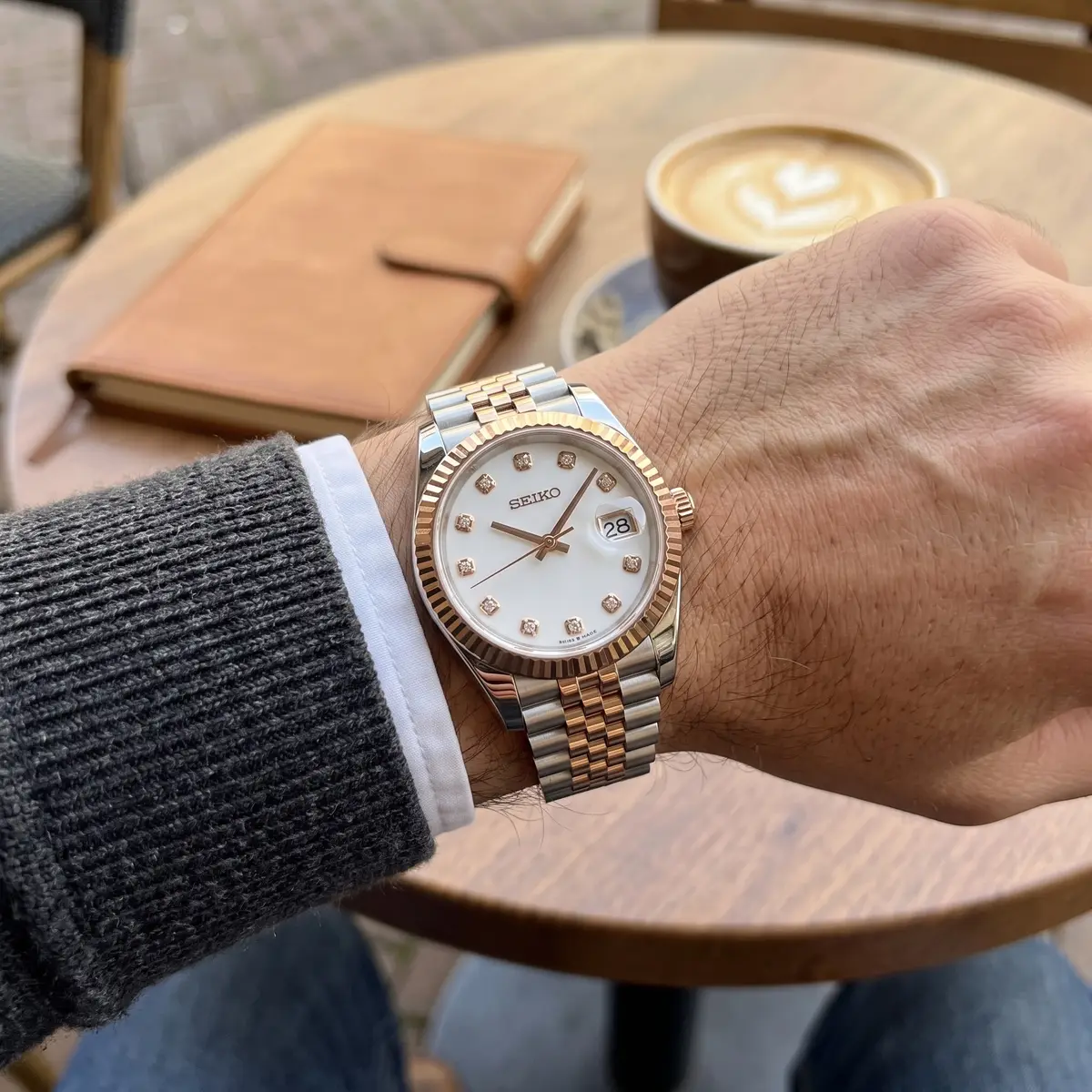 Seiko Mod Uhr DATE MOD | Roségold mit weißem Zifferblatt – Automatik – am Handgelenk – Wristshot – MedoMods