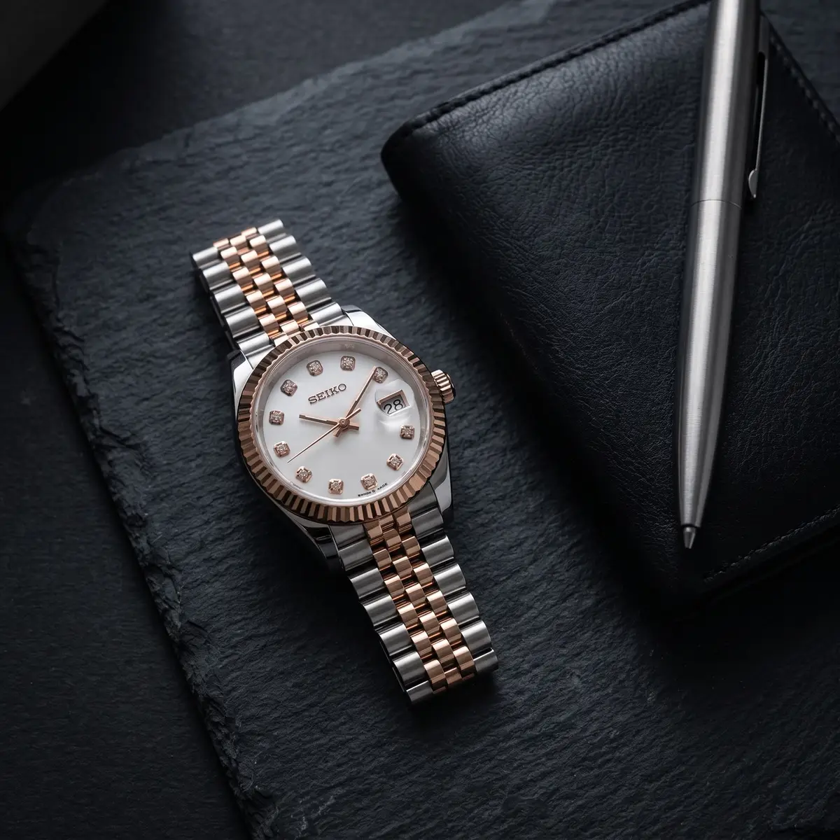 Seiko Mod Uhr DATE MOD | Roségold mit weißem Zifferblatt – Automatik – Flatlay auf Schiefer – MedoMods