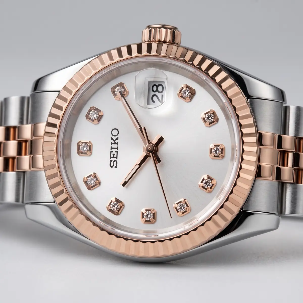 Seiko Mod Uhr DATE MOD | Roségold mit weißem Zifferblatt – Automatik – Zifferblatt Nahaufnahme – MedoMods