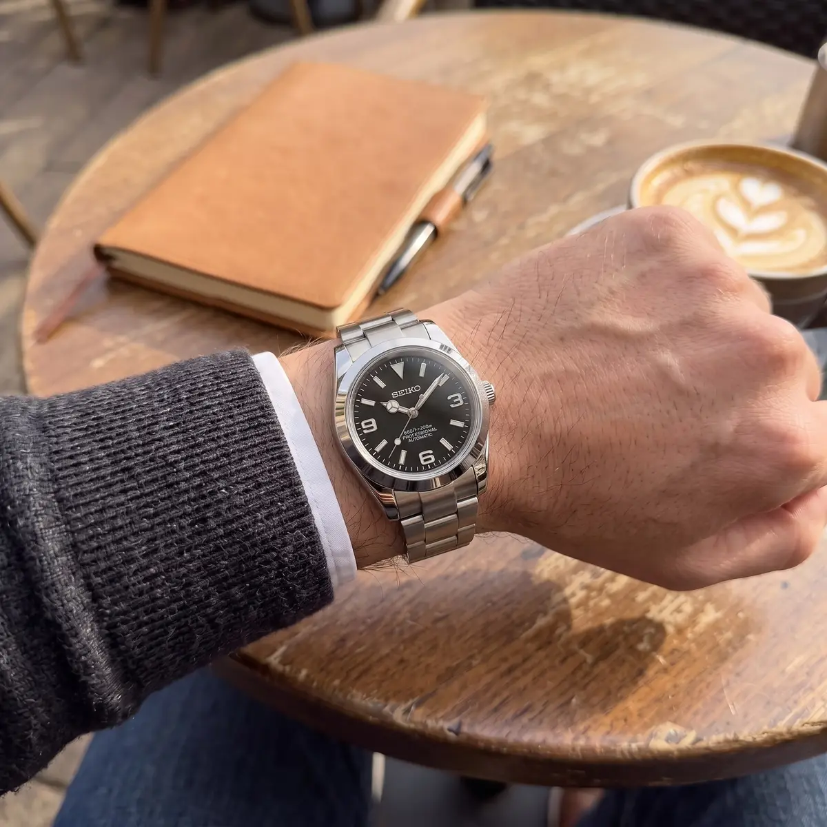 Seiko Mod Uhr DATE MOD | Stahl, schwarzes Zifferblatt mit 3-6-9-Anzeige – Automatik – am Handgelenk – Wristshot – MedoMods