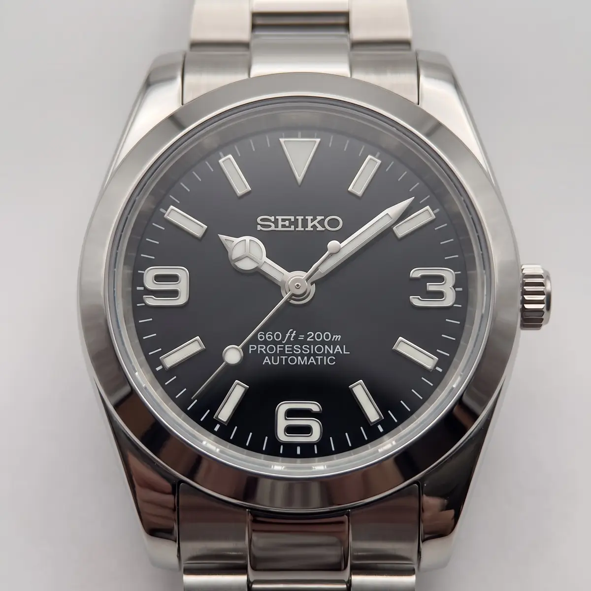 Seiko Mod Uhr DATE MOD | Stahl, schwarzes Zifferblatt mit 3-6-9-Anzeige – Automatik – Zifferblatt Nahaufnahme – MedoMods