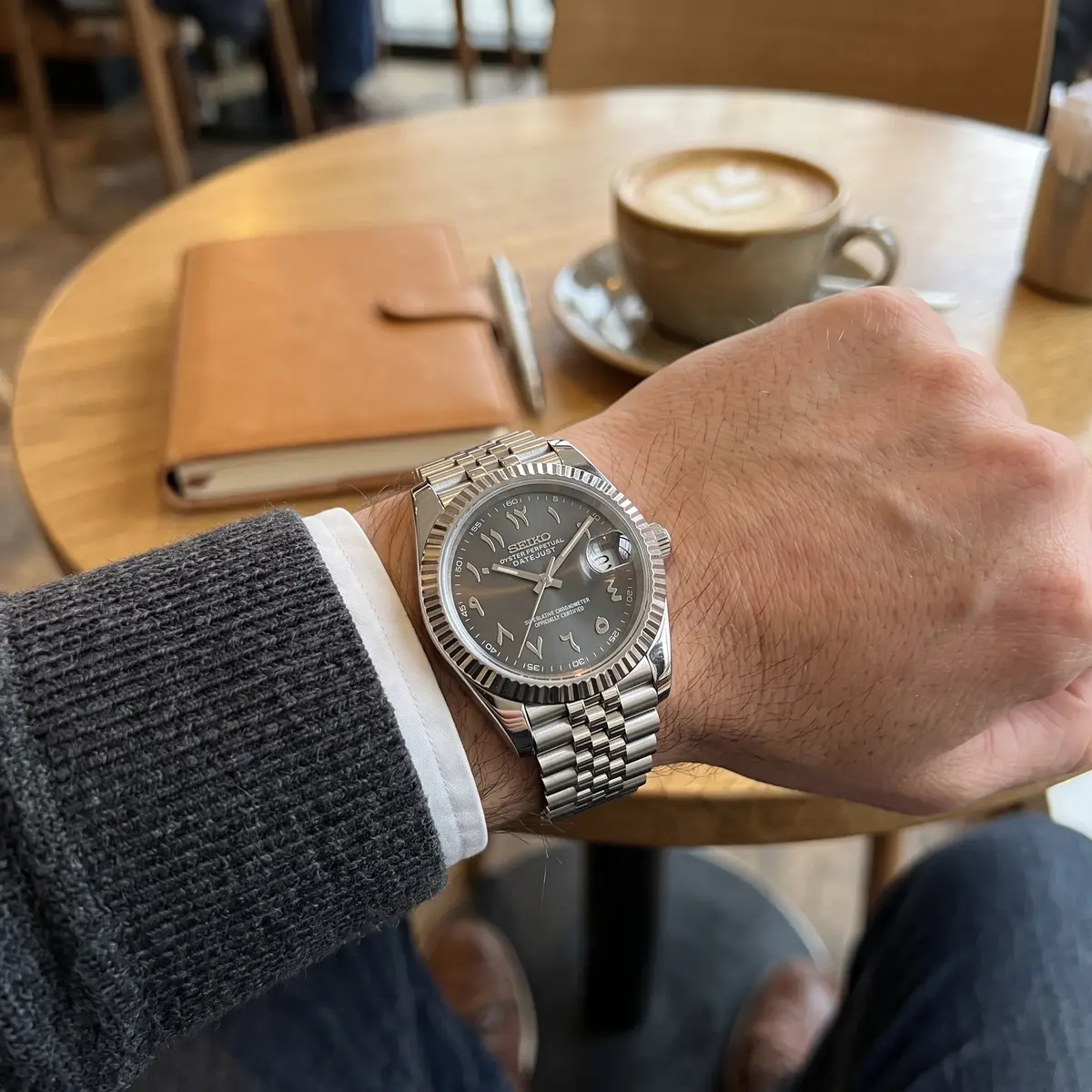 Seiko Mod Uhr DATE MOD | Stahl, schwarzes Zifferblatt mit arabischen Ziffern – Automatik – am Handgelenk – Wristshot – MedoMods