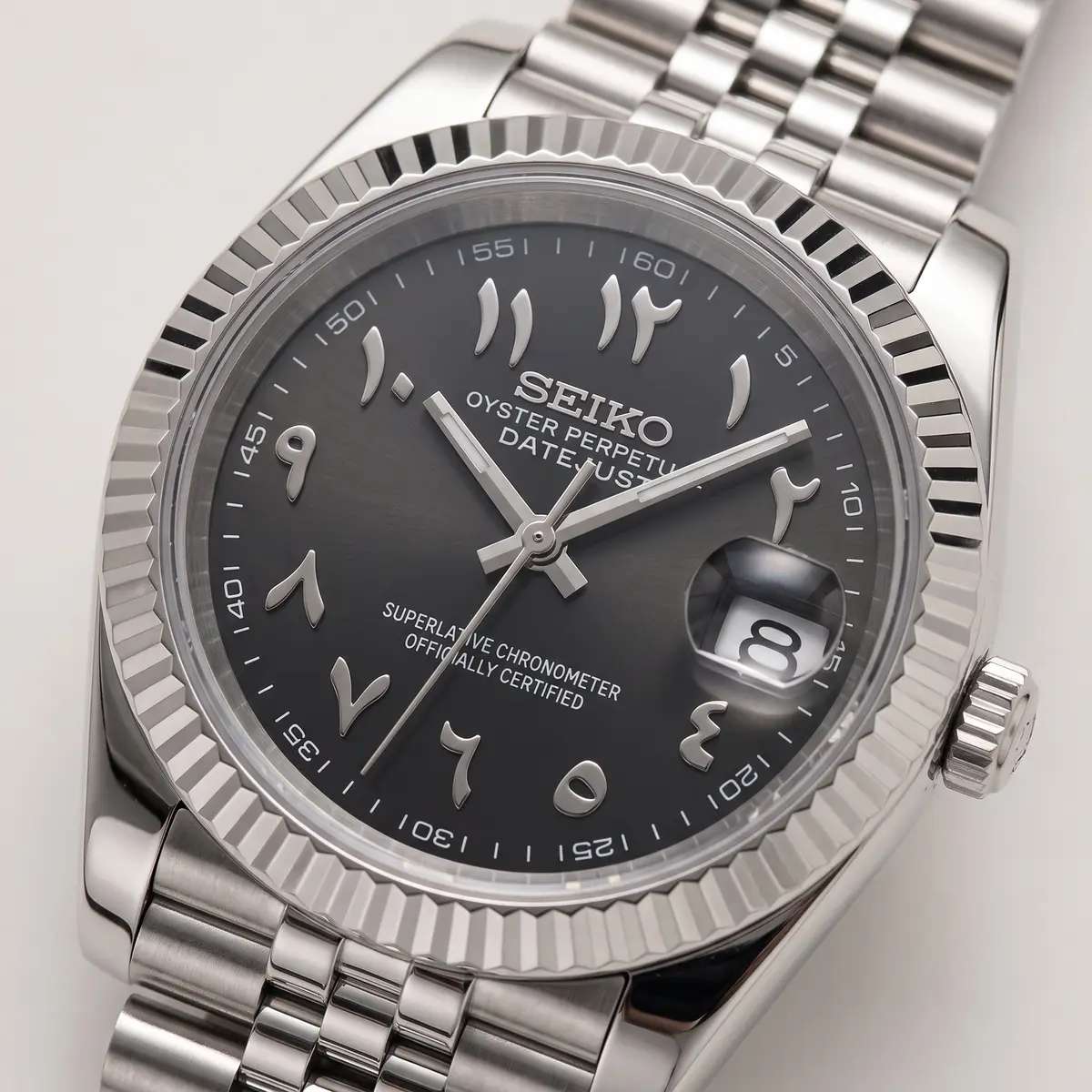 Seiko Mod Uhr DATE MOD | Stahl, schwarzes Zifferblatt mit arabischen Ziffern – Automatik – Zifferblatt Nahaufnahme – MedoMods