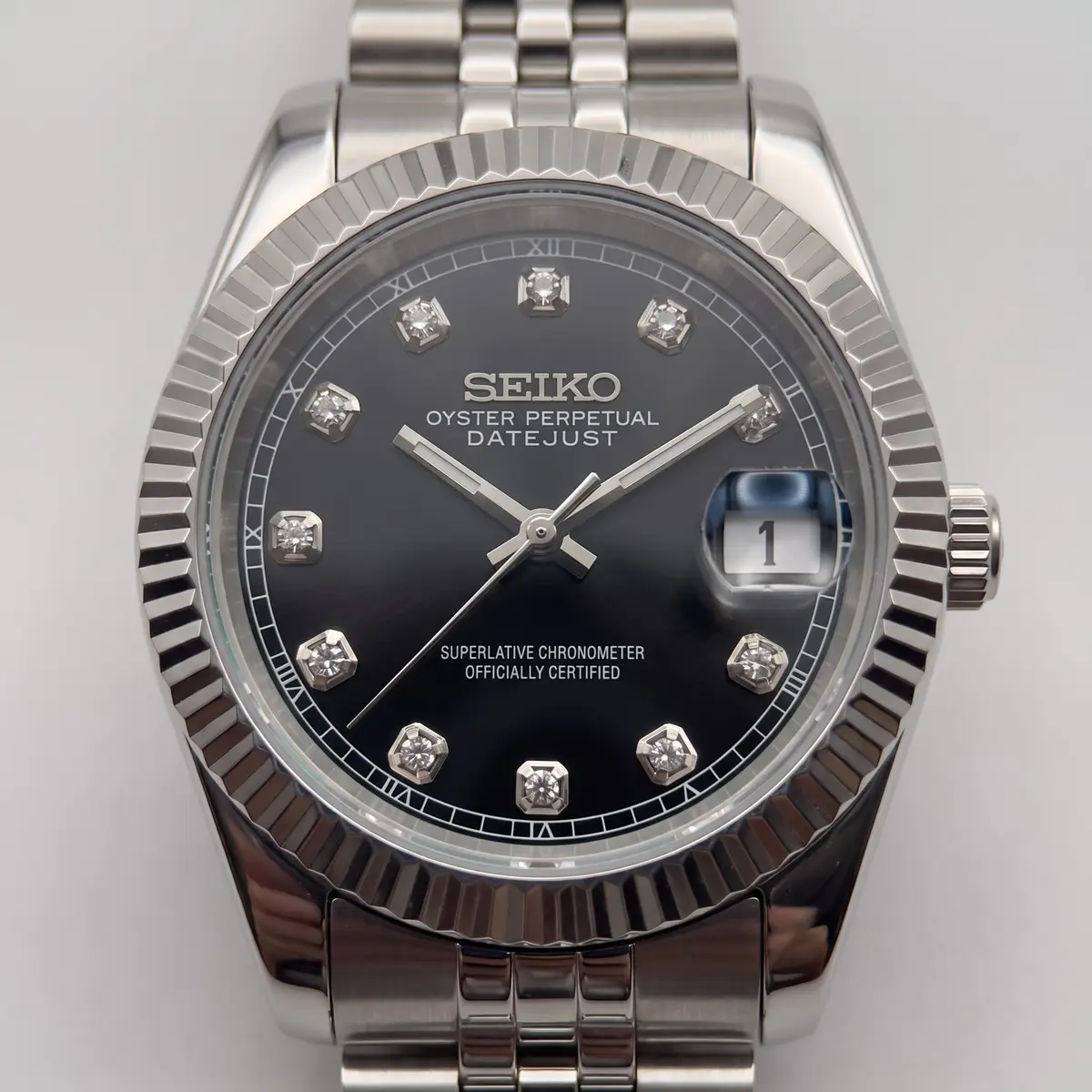 Seiko Mod Uhr DATE MOD | Stahl, schwarzes Zifferblatt – Automatik – Zifferblatt Nahaufnahme – MedoMods