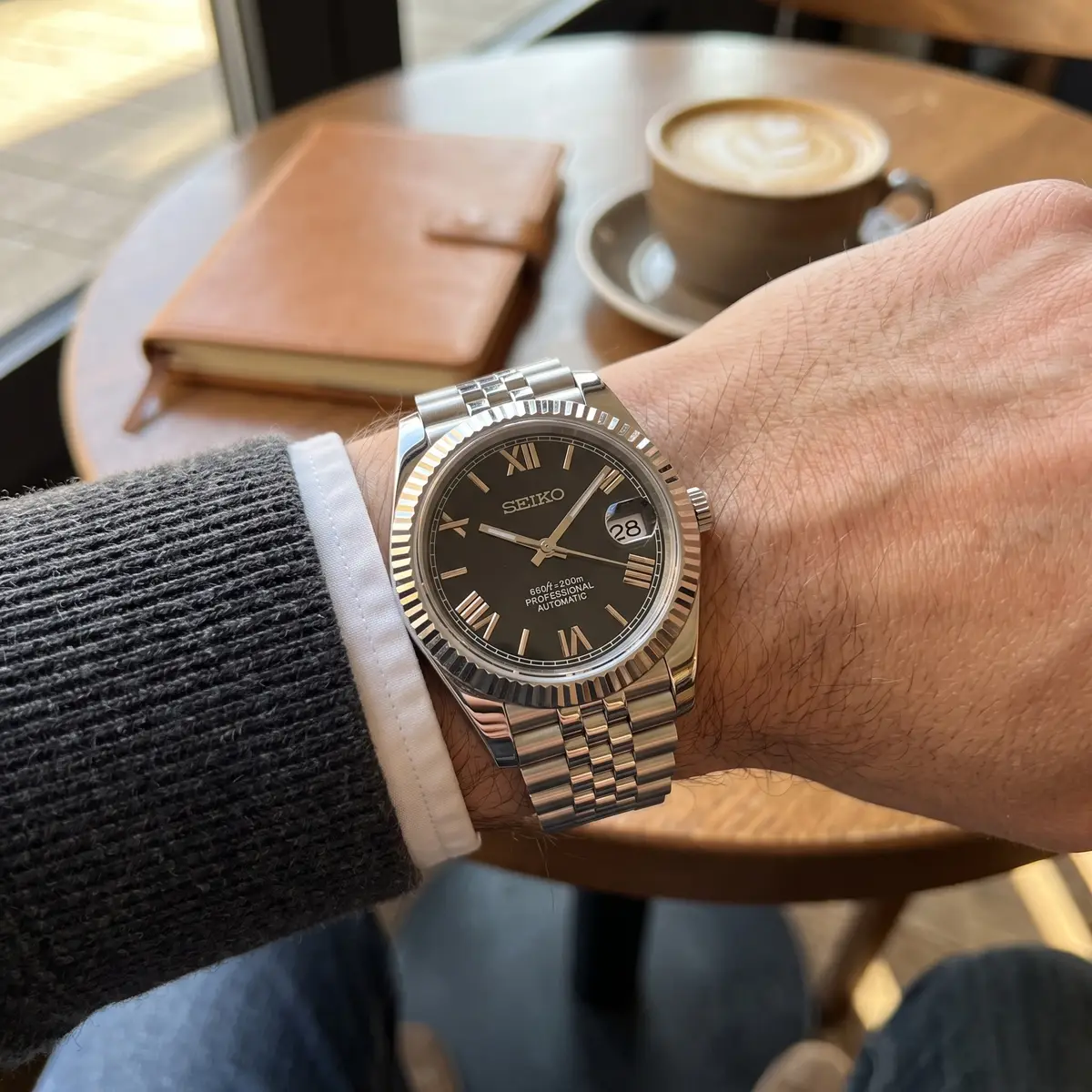 Seiko Mod Uhr DATE MOD | Stahl, schwarzes Zifferblatt mit römischen Ziffern – Automatik – am Handgelenk – Wristshot – MedoMods