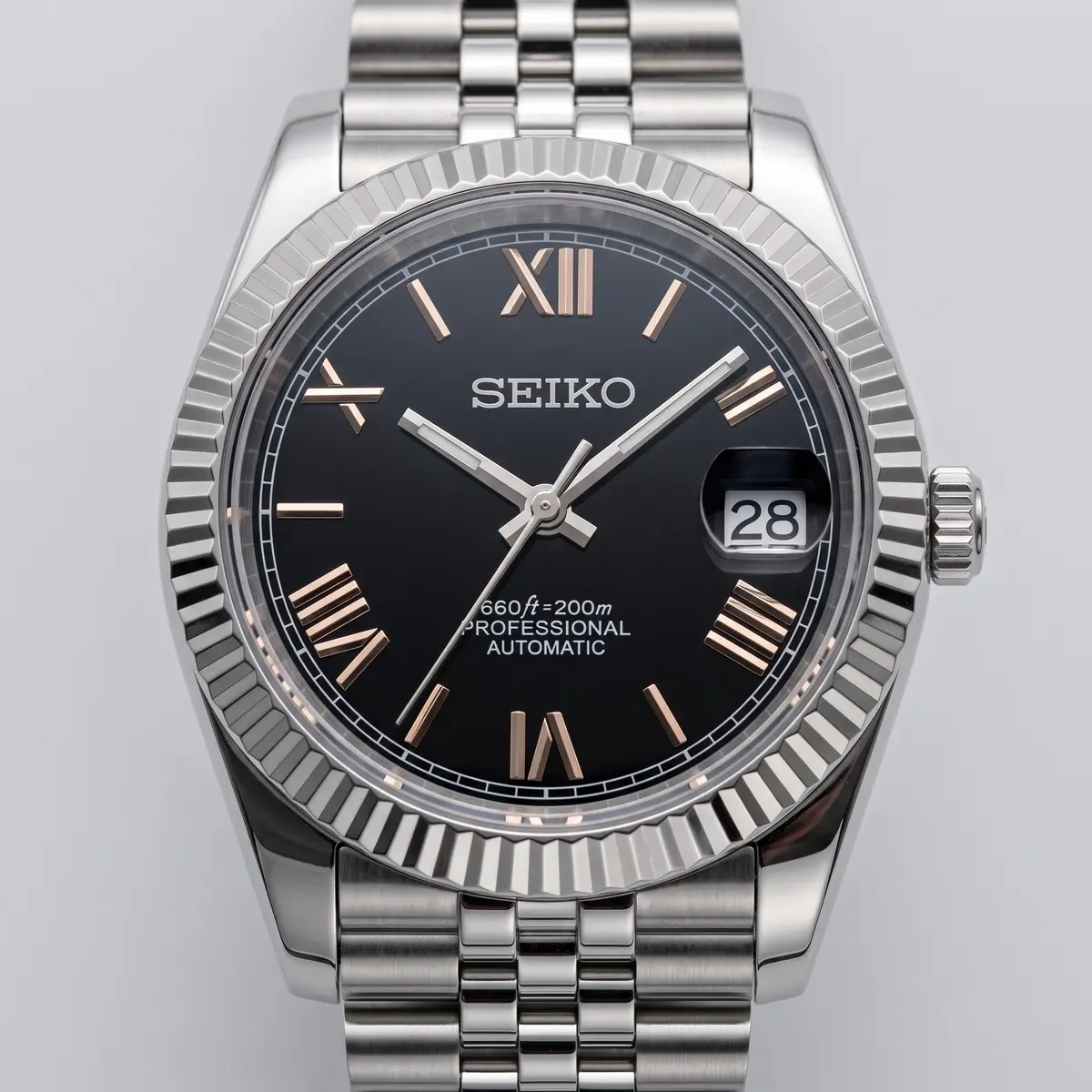 Seiko Mod Uhr DATE MOD | Stahl, schwarzes Zifferblatt mit römischen Ziffern – Automatik – Zifferblatt Nahaufnahme – MedoMods