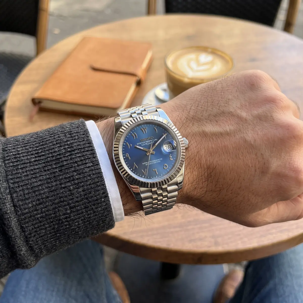Seiko Mod Uhr DATE MOD | Stahl, blaues Zifferblatt mit arabischen Ziffern β Automatik β am Handgelenk β Wristshot β MedoMods