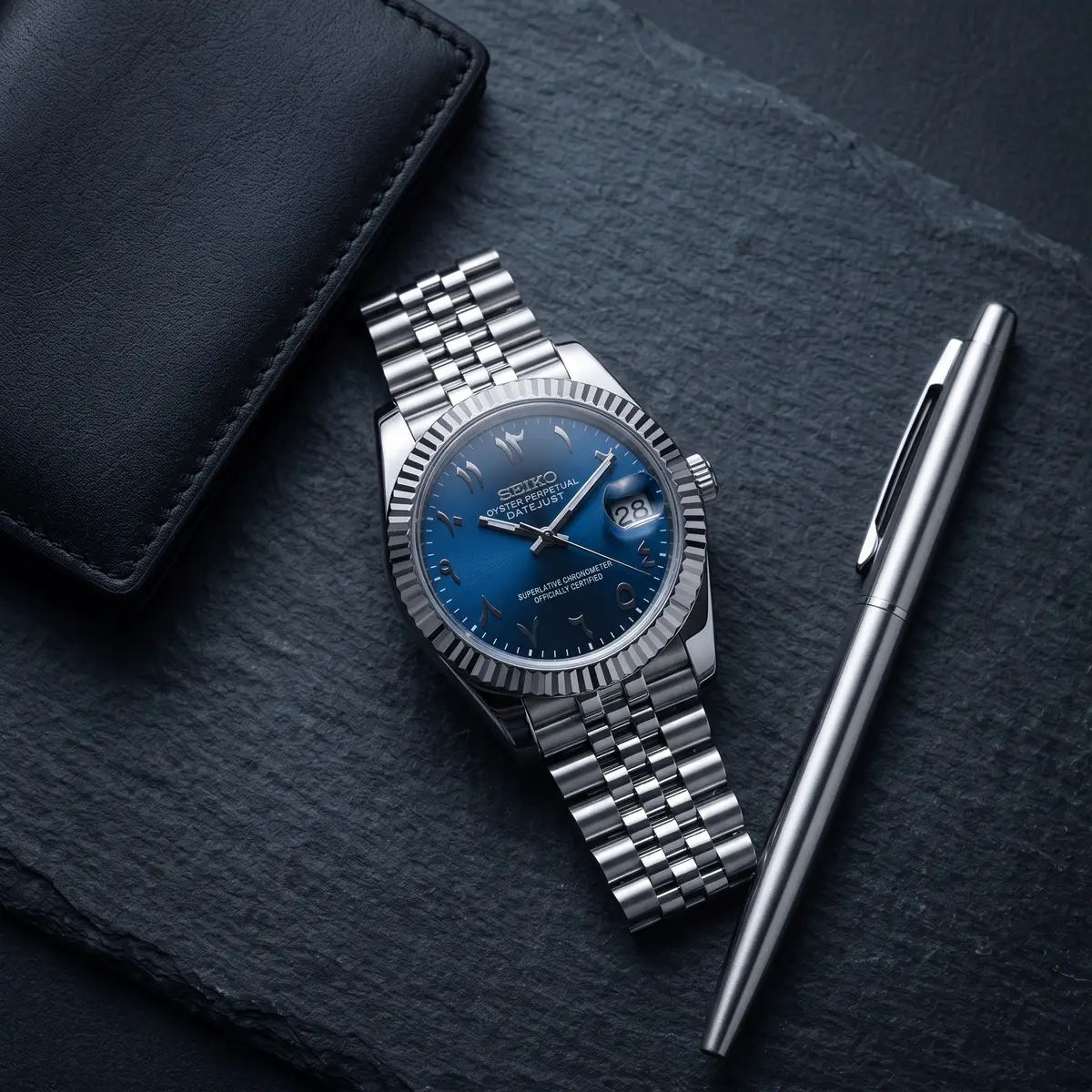 Seiko Mod Uhr DATE MOD | Stahl, blaues Zifferblatt mit arabischen Ziffern β Automatik β Flatlay auf Schiefer β MedoMods