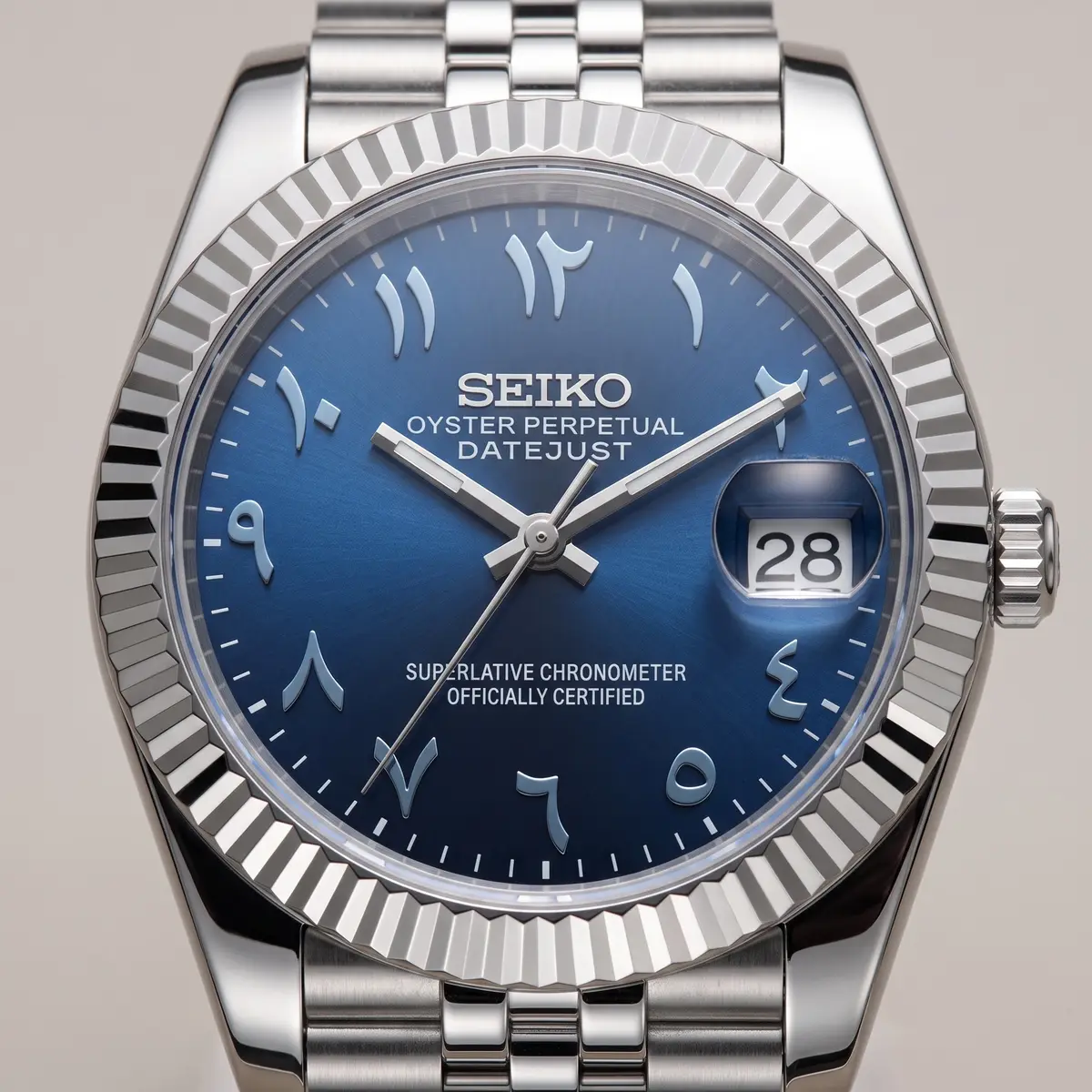 Seiko Mod Uhr DATE MOD | Stahl, blaues Zifferblatt mit arabischen Ziffern β Automatik β Zifferblatt Nahaufnahme β MedoMods