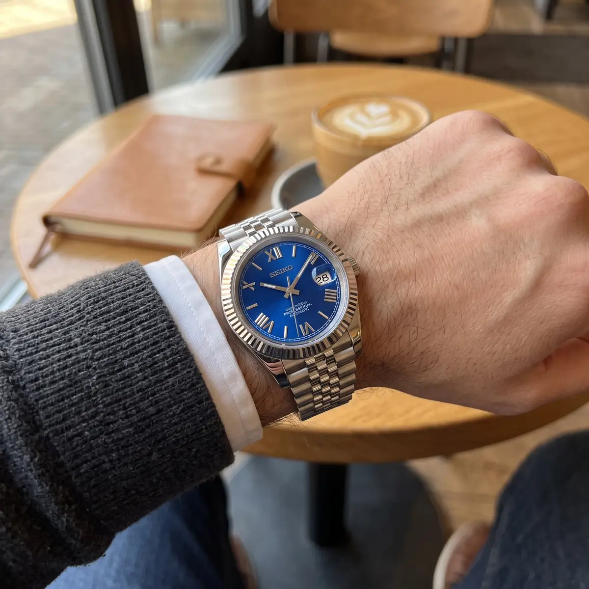 Seiko Mod Uhr DATE MOD | Stahl, blaues Zifferblatt mit römischen Ziffern – Automatik – am Handgelenk – Wristshot – MedoMods
