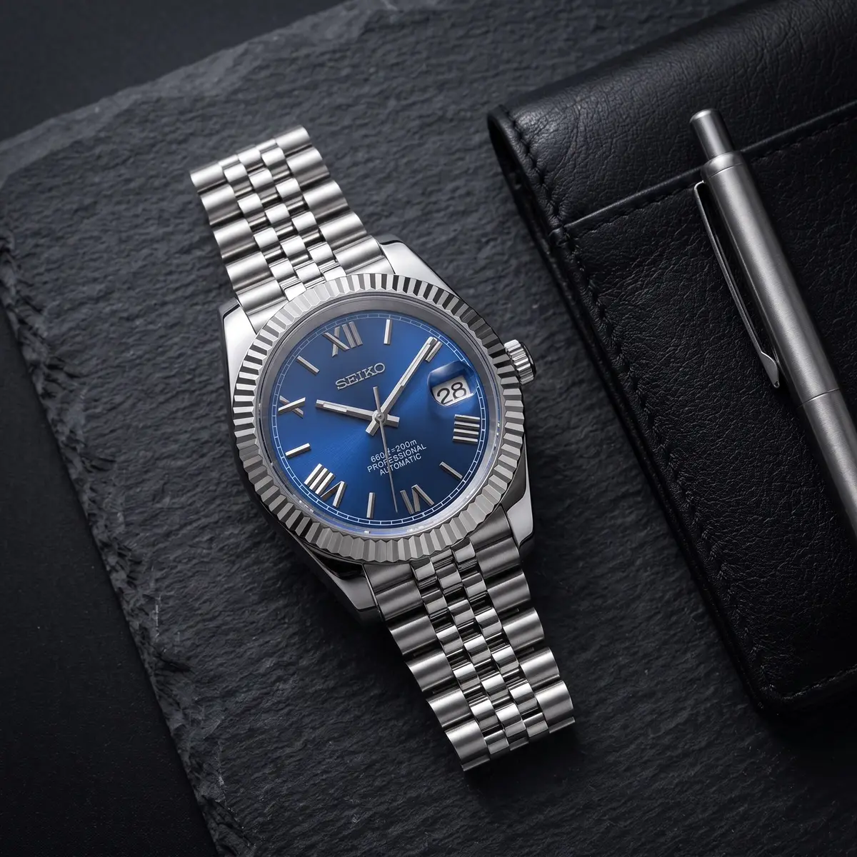 Seiko Mod Uhr DATE MOD | Stahl, blaues Zifferblatt mit römischen Ziffern – Automatik – Flatlay auf Schiefer – MedoMods