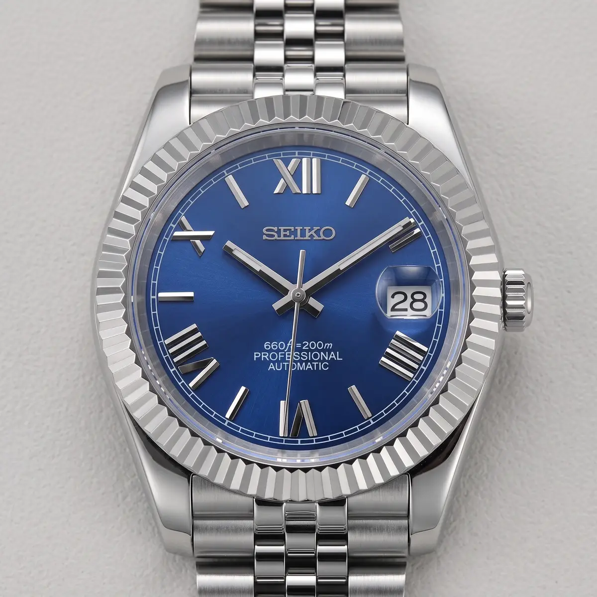 Seiko Mod Uhr DATE MOD | Stahl, blaues Zifferblatt mit römischen Ziffern – Automatik – Zifferblatt Nahaufnahme – MedoMods
