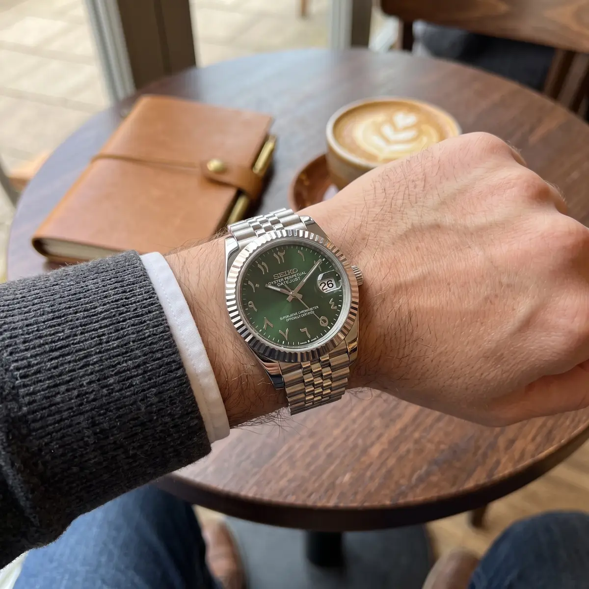 Seiko Mod Uhr DATE MOD | Stahl, grünes Zifferblatt mit arabischen Ziffern – Automatik – am Handgelenk – Wristshot – MedoMods
