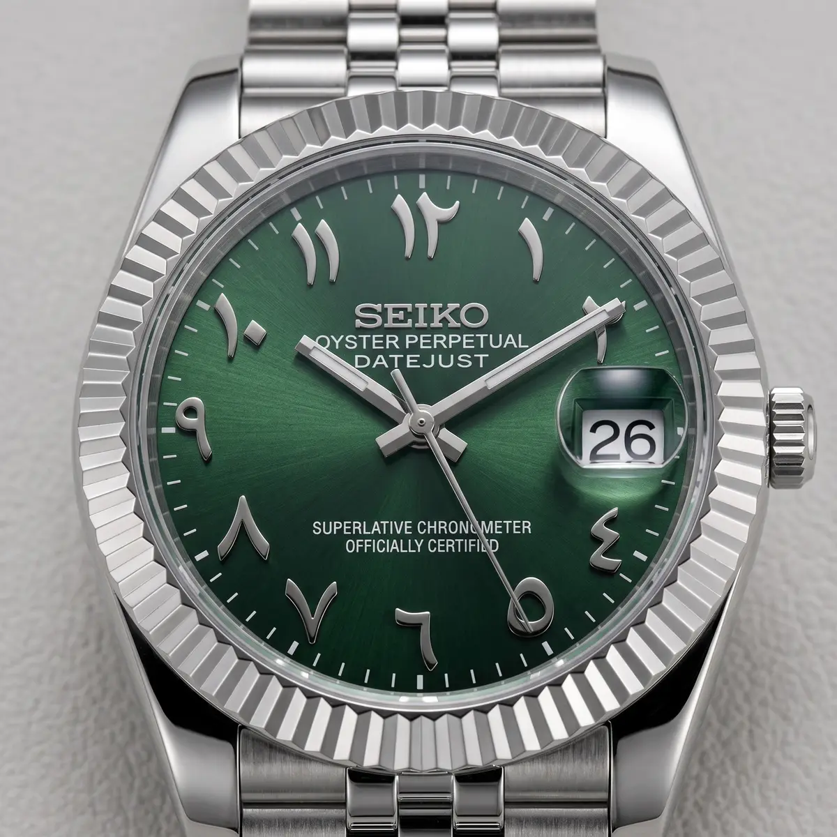 Seiko Mod Uhr DATE MOD | Stahl, grünes Zifferblatt mit arabischen Ziffern – Automatik – Zifferblatt Nahaufnahme – MedoMods