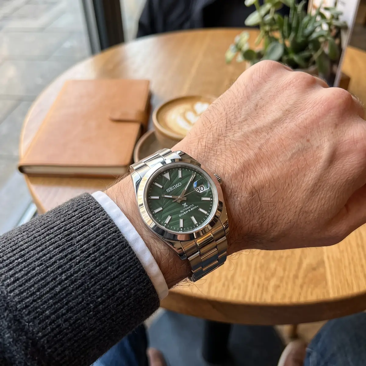 Seiko Mod Uhr DATE MOD | Stahl mit grünem Blattzifferblatt – Automatik – am Handgelenk – Wristshot – MedoMods