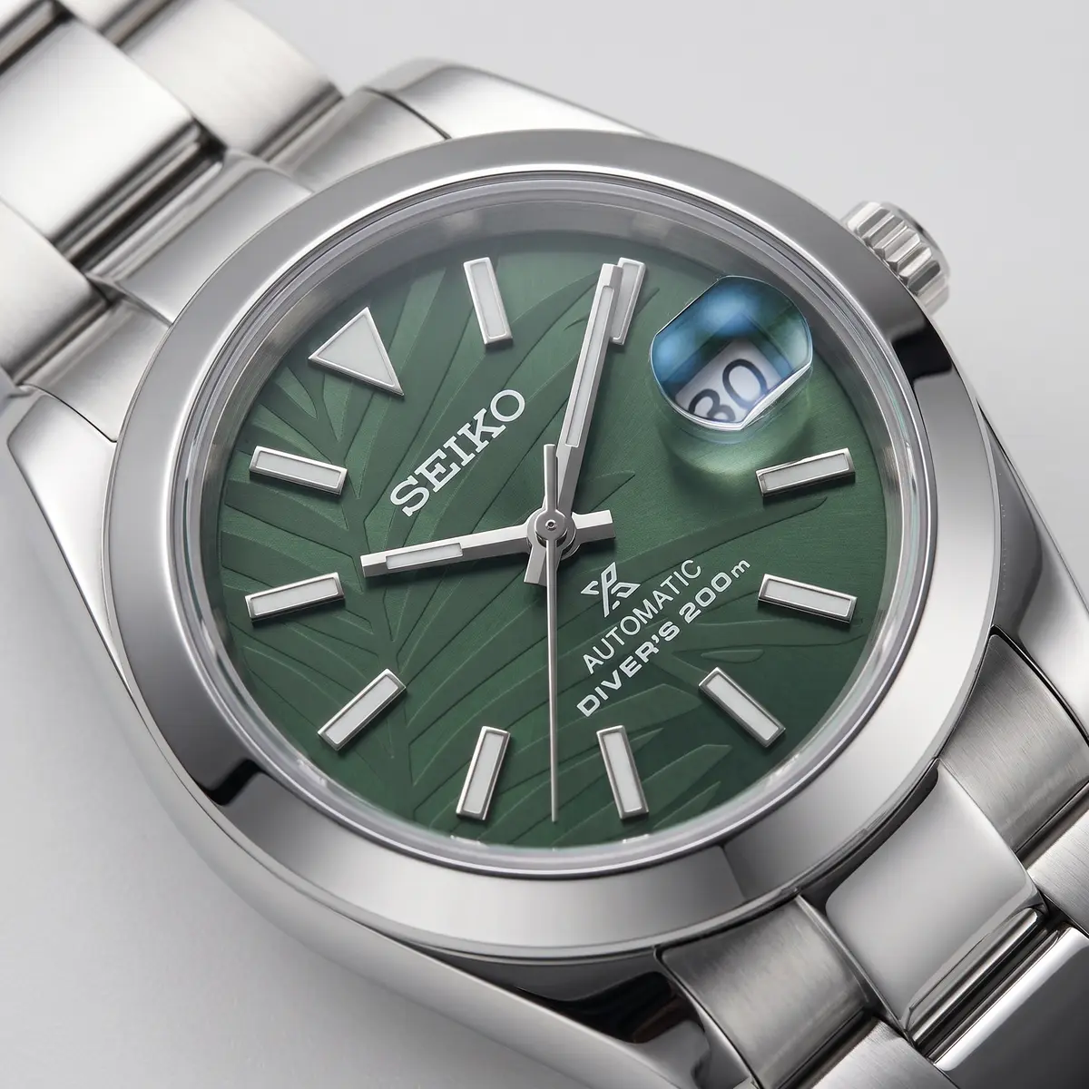 Seiko Mod Uhr DATE MOD | Stahl mit grünem Blattzifferblatt – Automatik – Zifferblatt Nahaufnahme – MedoMods
