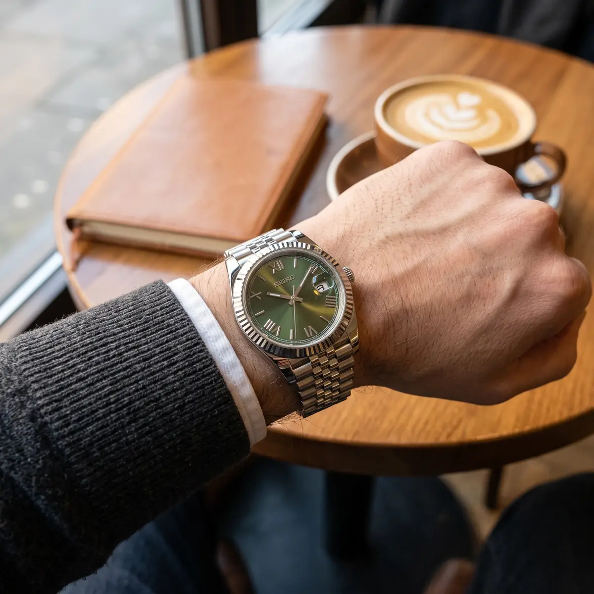 Seiko Mod Uhr DATE MOD | Stahl, grünes Zifferblatt mit römischen Ziffern – Automatik – am Handgelenk – Wristshot – MedoMods
