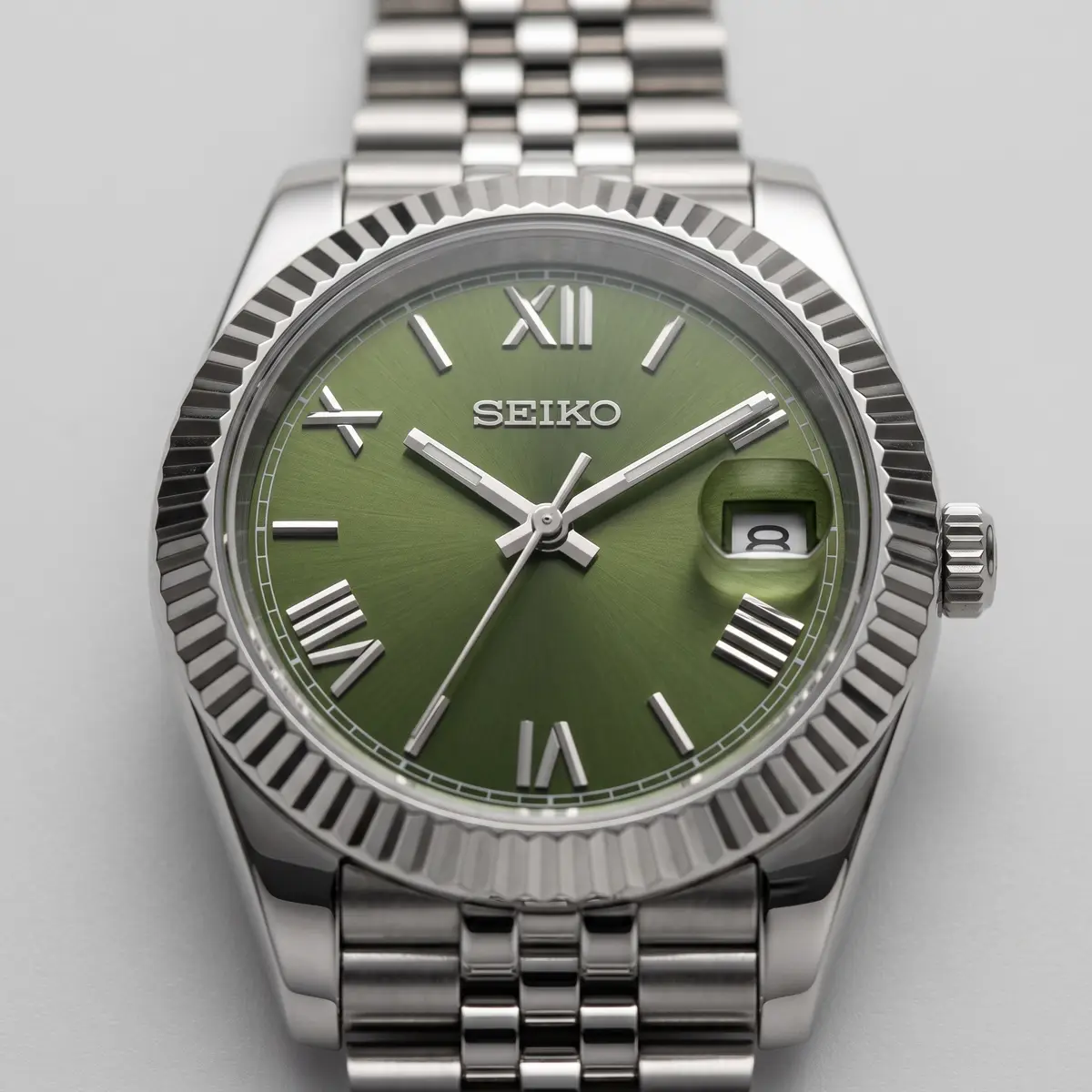 Seiko Mod Uhr DATE MOD | Stahl, grünes Zifferblatt mit römischen Ziffern – Automatik – Zifferblatt Nahaufnahme – MedoMods