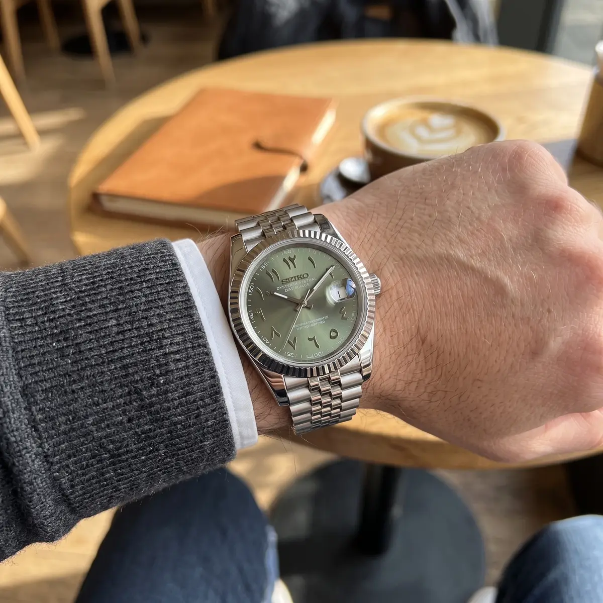 Seiko Mod Uhr DATE MOD | Stahl, olivgrünes Zifferblatt mit arabischen Ziffern – Automatik – am Handgelenk – Wristshot – MedoMods