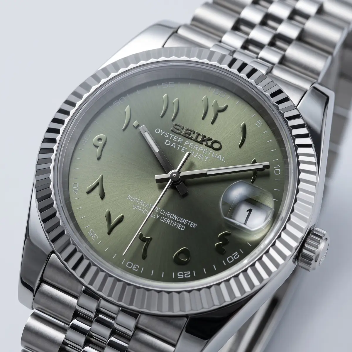 Seiko Mod Uhr DATE MOD | Stahl, olivgrünes Zifferblatt mit arabischen Ziffern – Automatik – Zifferblatt Nahaufnahme – MedoMods