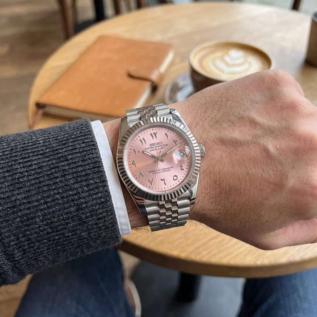 Seiko Mod Uhr DATE MOD | Stahl, rosa Zifferblatt mit arabischen Ziffern – Automatik – am Handgelenk – Wristshot – MedoMods
