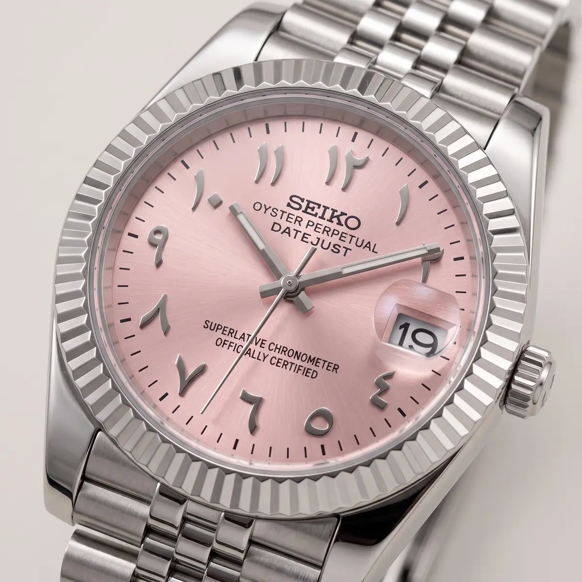 Seiko Mod Uhr DATE MOD | Stahl, rosa Zifferblatt mit arabischen Ziffern – Automatik – Zifferblatt Nahaufnahme – MedoMods